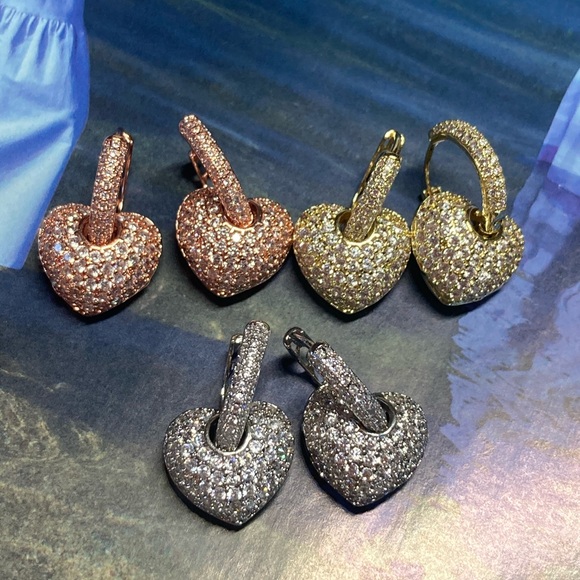 🌟 Beautiful Gold Diamond Heart Earrings - Picture 6 of 7